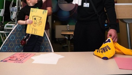 世界杯手机高清观看平台-💛💜湖人在UCLA健康中心举行社区活动 詹东里与病患亲密互动